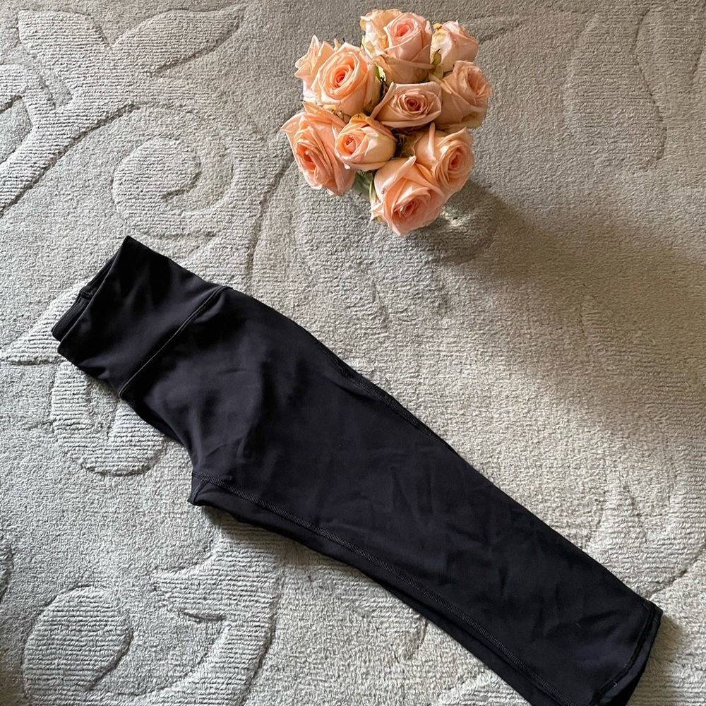 EUC lululemon train times crop size 4